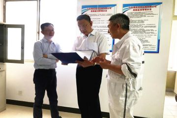 刘培青与澳门威尼斯人游戏公司 8艘5万载重吨IMO II型油化品船 项目监造团队进行廉洁提醒谈话